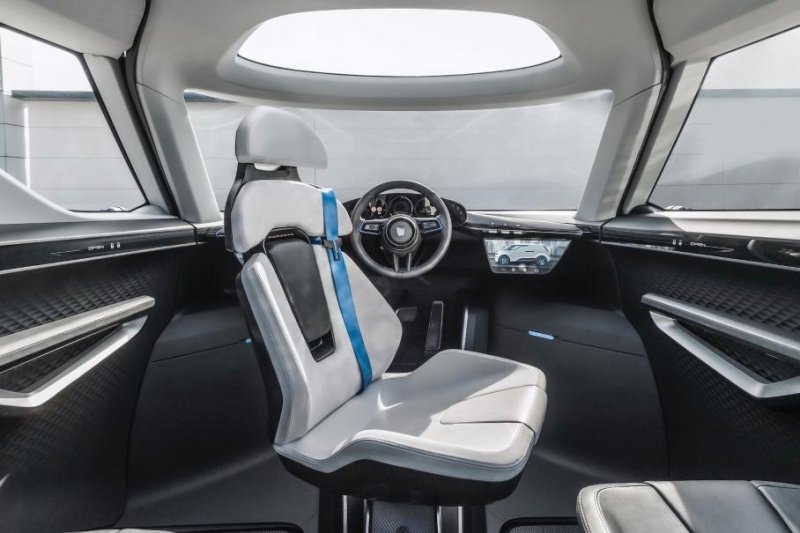 Быстрейший McLaren без крыши, минивэн Porsche и бронированный Mercedes-Benz S-Class: главное за неделю