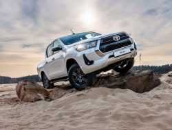 Toyota назвала российские цены на новую версию Hilux с бензиновым мотором