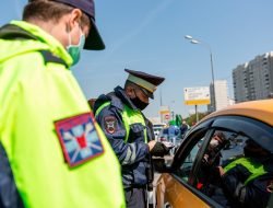 ГИБДД объяснила, в каких случаях можно снимать инспекторов на камеру