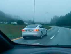 Пьяный водитель проехал спящим за рулем Tesla по скоростной трассе. Видео