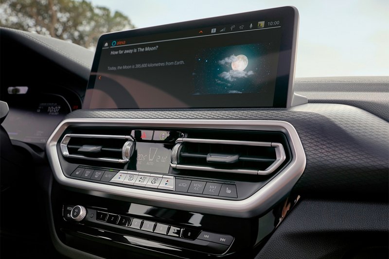 
            BMW представила обновленный кроссовер iX3
        