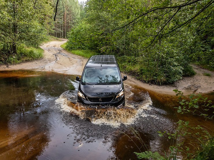 Делай грязь: тест-драйв внедорожника-минивэна Peugeot Traveller с полным приводом