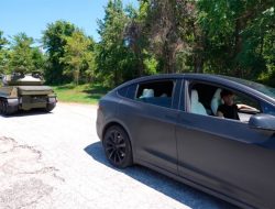 Видео: Tesla Model X и британский танк сыграли в перетягивание каната