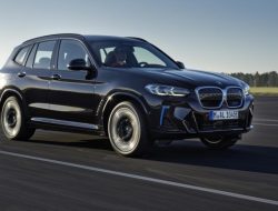 Электрический BMW iX3 получил первое обновление