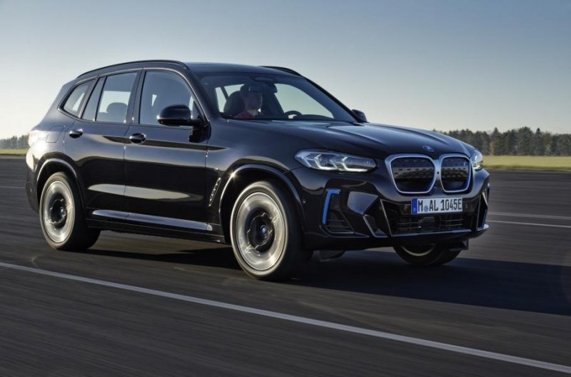 Электрический BMW iX3 получил первое обновление