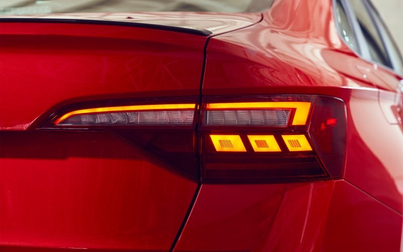 
            Volkswagen модернизировал седан Jetta и добавил ему новый мотор
        