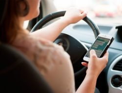 В Москве посчитали количество штрафов за использование телефона за рулем