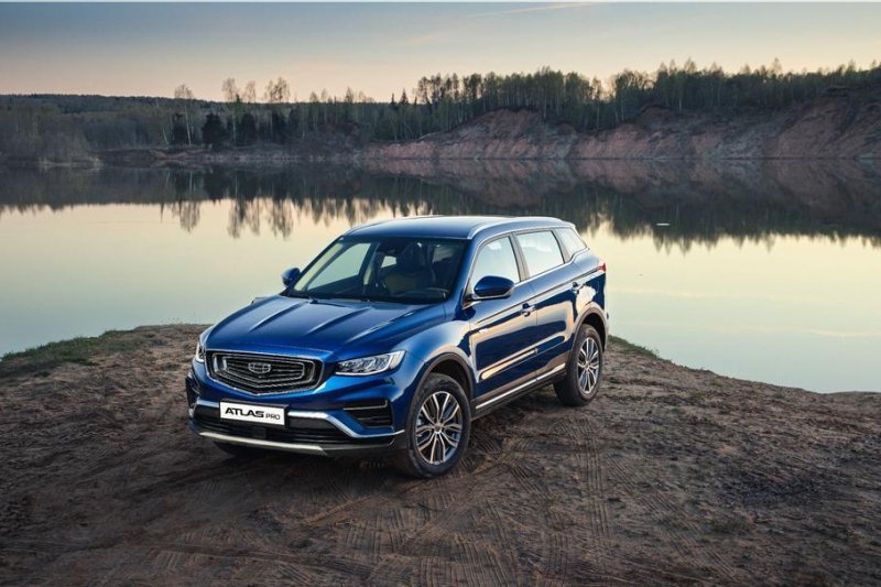 Geely Atlas Pro обзавелся новой версией в России и подешевел