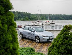Geely скоро наладит сборку электромобилей для России