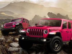Jeep Wrangler начали красить в розовый цвет