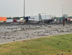 Камера засняла взрыв грузовика, перевозившего тысячи аэрозольных баллончиков