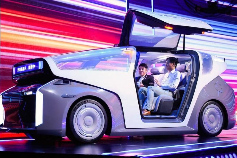 «Китайский Google» показал свой первый автомобиль. У него нет руля