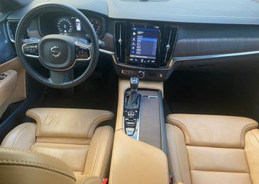 Коса на камень: сравнительный тест-драйв Lexus ES и Volvo S90