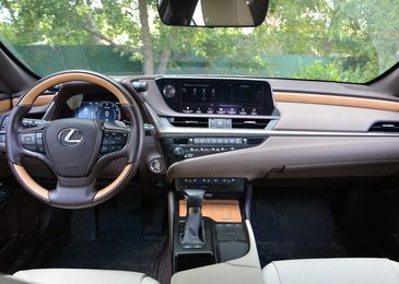 Коса на камень: сравнительный тест-драйв Lexus ES и Volvo S90