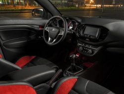 Lada Vesta Sport продают без красных вставок в салоне. Но это временно