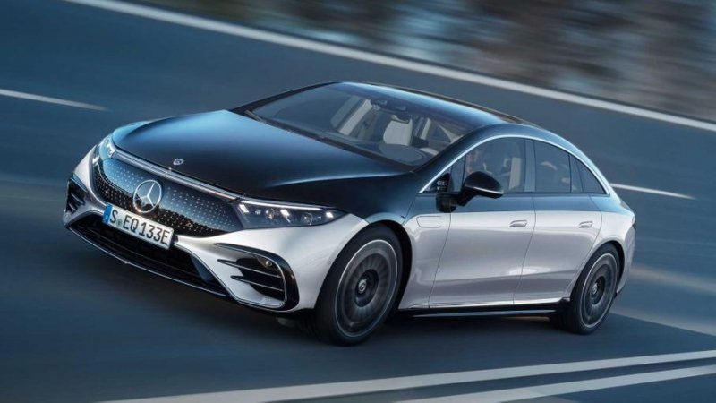Mercedes-Benz будет предупреждать водителей о ямах на дороге