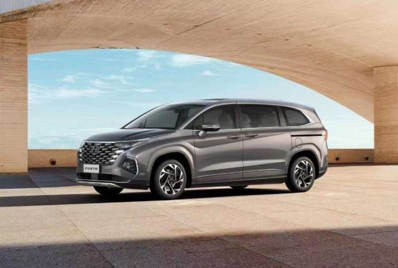 Минивэн от Hyundai, гибридный Range Rover и новая мультимедийка для Lexus GX: главное за неделю