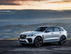 Объявлена стоимость улучшенного Jaguar F-Pace для России