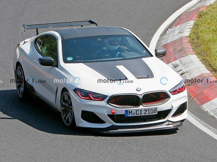 Окровавленная BMW M8 «попалась» на трассе