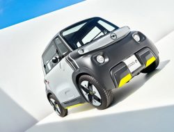 Opel представил электрокар, за руль которого пустят с 15 лет. Но не везде