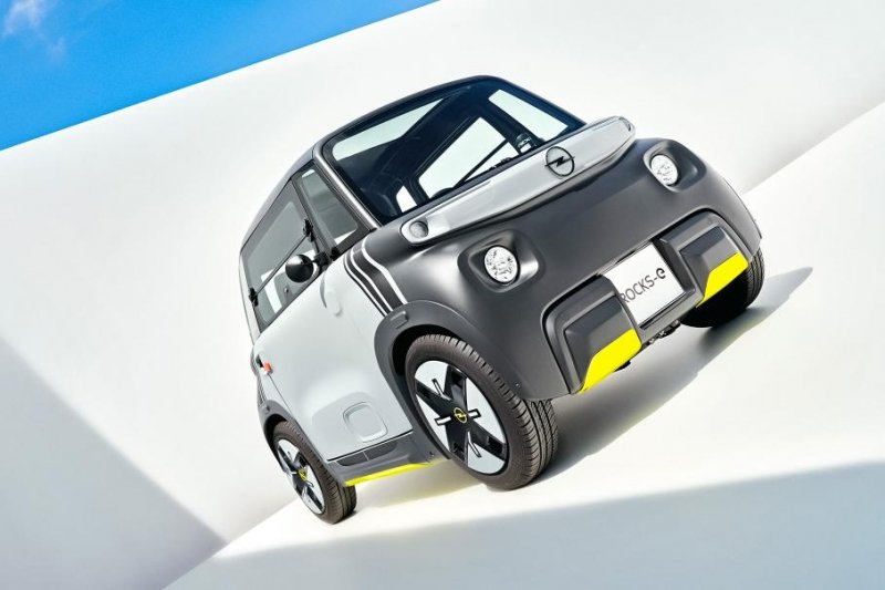 Opel представил электрокар, за руль которого пустят с 15 лет. Но не везде