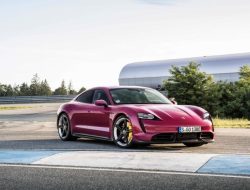 Полицейский «Крым», обновлённый Porsche Taycan и гибрид Mercedes-AMG GT 73: главное за неделю