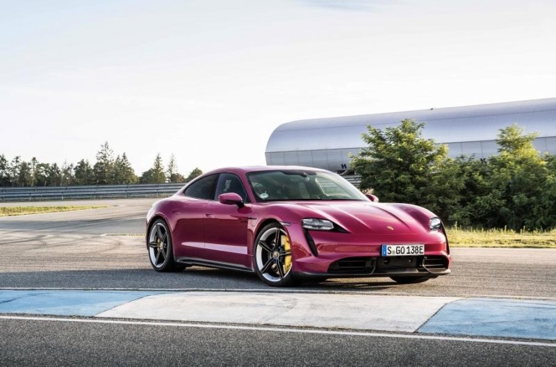 Полицейский «Крым», обновлённый Porsche Taycan и гибрид Mercedes-AMG GT 73: главное за неделю