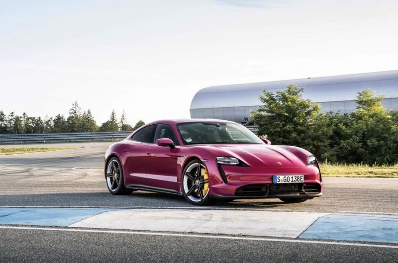 Porsche Taycan нарастил запас хода и получил новые цвета кузова