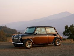 Посмотрите на крошечный хэтчбек с мощным мотором Honda посередине