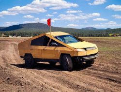 Посмотрите на реплику Tesla Cybertruck из фанеры