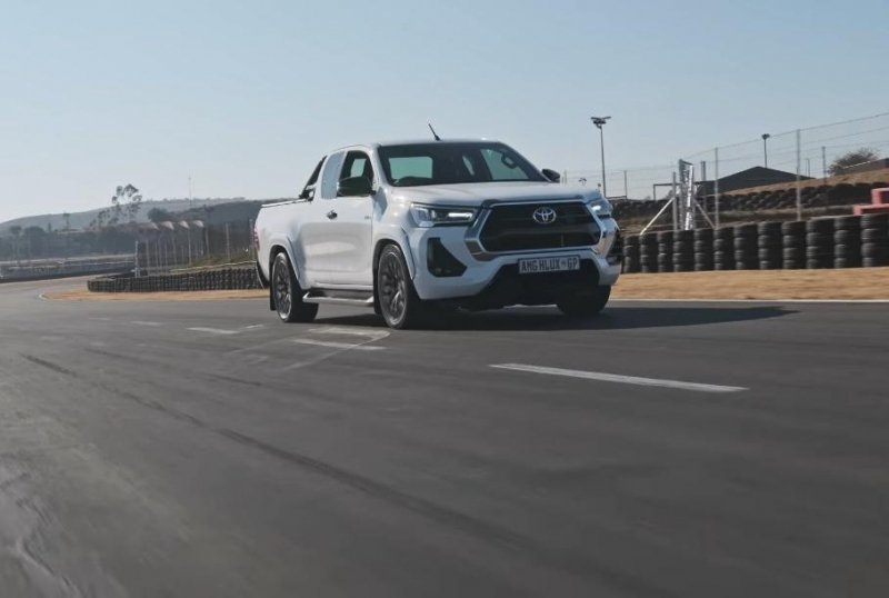 Посмотрите на Toyota Hilux c мотором V8 от Mercedes-AMG