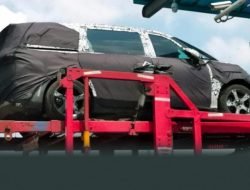 Премиальная «дочка» Geely готовит шесть электрокаров. Один уже засняли шпионы
