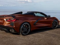 Президент США снова похвастался электрическим Chevrolet Corvette