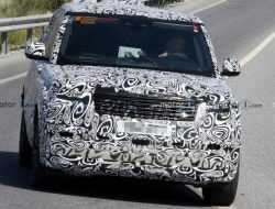 Range Rover нового поколения показали на шпионских фотографиях. И это гибрид
