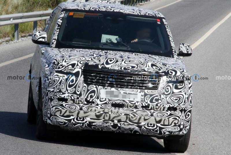 Range Rover нового поколения показали на шпионских фотографиях. И это гибрид
