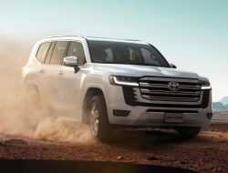 Российские дилеры продают новые Toyota Land Cruiser с наценкой до трех миллионов рублей
