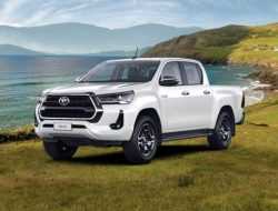 Российский Toyota Hilux получил связку бензинового мотора и автомата