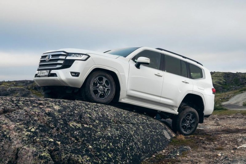 Сколько новых Toyota Land Cruiser 300 успели продать в России
