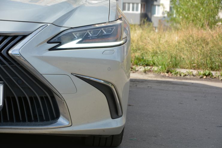 Своя игра: тест-драйв Lexus ES 250