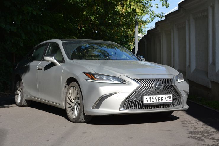 Своя игра: тест-драйв Lexus ES 250