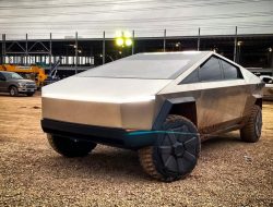 Tesla показала на видео электропикап Cybertruck, который очень похож на компьютерную графику