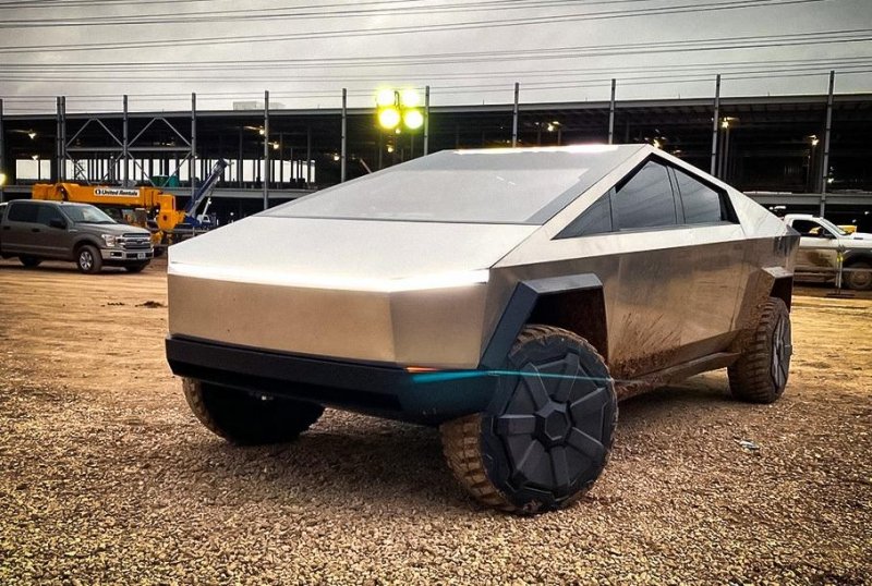 Tesla показала на видео электропикап Cybertruck, который очень похож на компьютерную графику