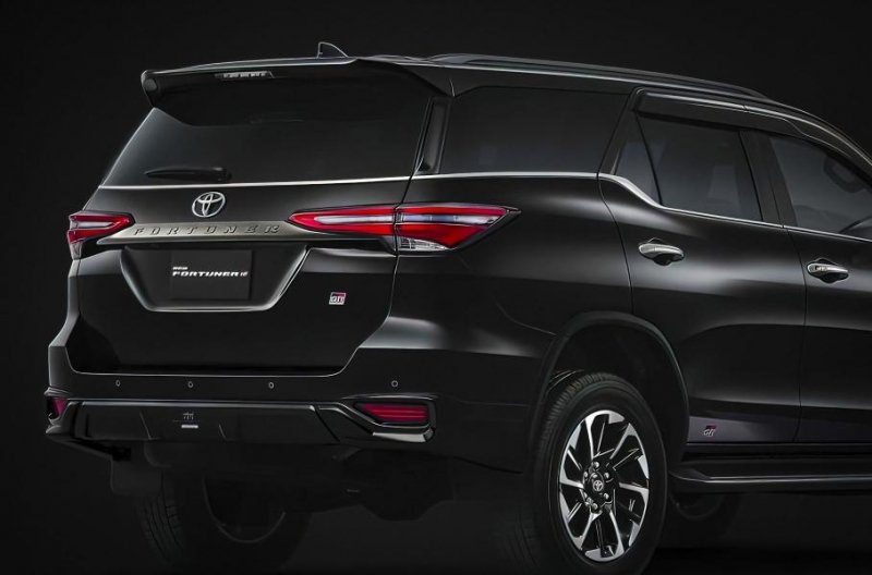 Toyota Fortuner получил «спортивную» версию GR Sport