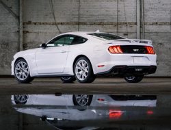 У Ford Mustang появилась «очень белая» версия