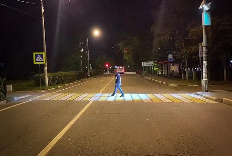 В Подмосковье появилась инновационная «зебра», которая подсвечивает пешеходов