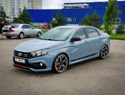 В России продают самую дорогую Lada Vesta, доработками которой занимался известный блогер