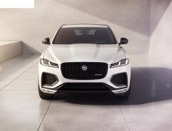 В Россию привезли обновленный кроссовер Jaguar F-Pace