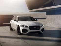 В Россию ворвался уникальный Jaguar XF R-Dynamic Black