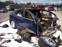 В США начали проверку автопилота Tesla после серии аварий электрокаров с автомобилями экстренных служб