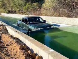 Видео: электрический пикап Rivian погрузили в воду по капот. И он едет
